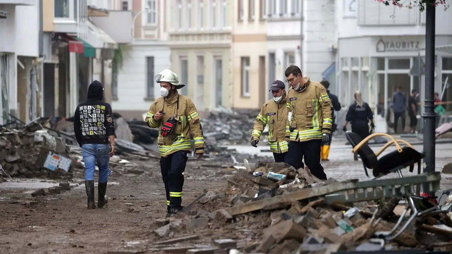 Brandmænd søger i de ødelagte områder efter savnede.