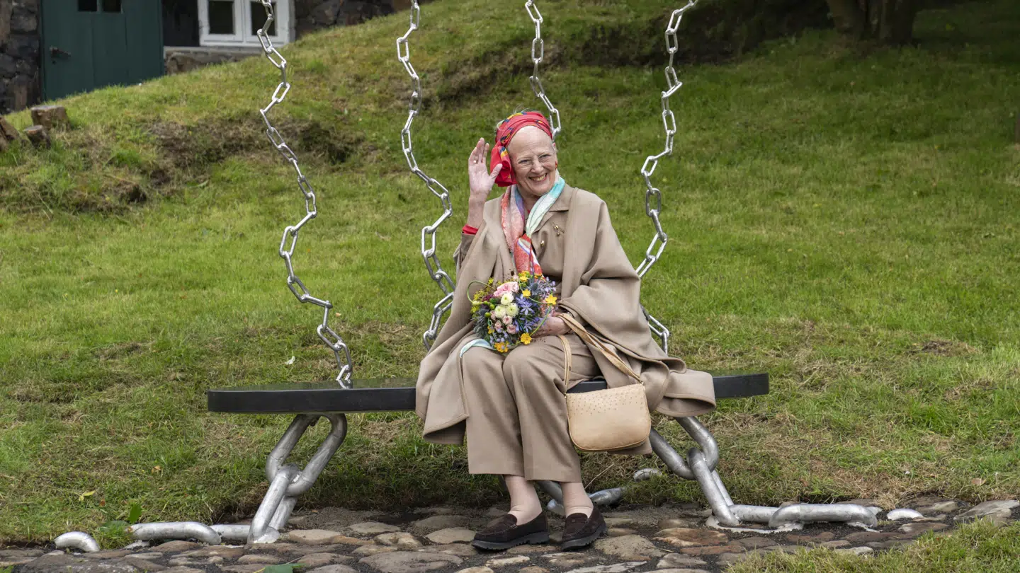 Dronning Margrethe besøger Færøerne. Her er hun i Fuglafjørður, og sidder på "Dronningebænken" i Miðstaðarlundin