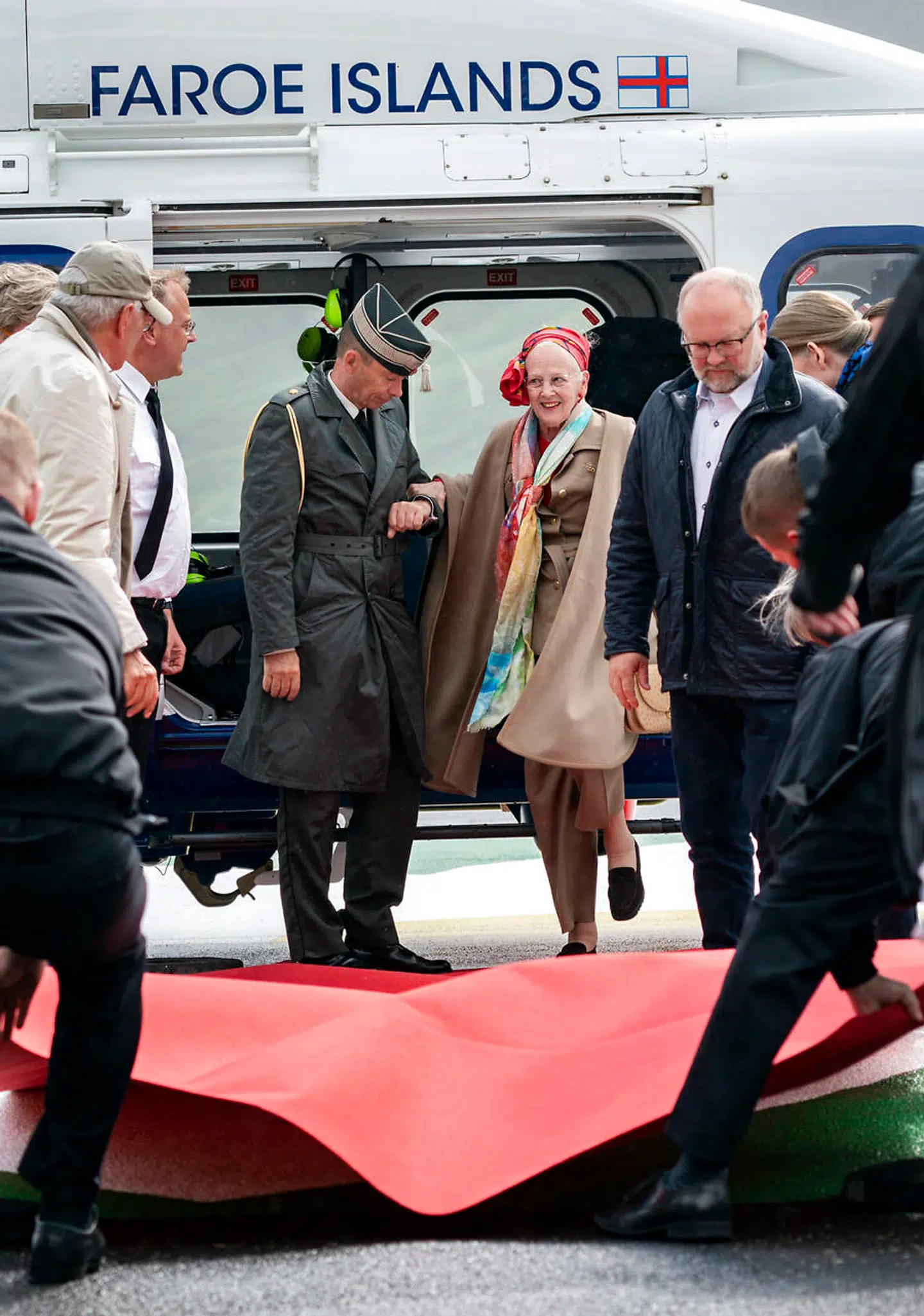 OPGAVE: Dronning Margrethe besøger Færøerne. Her ankommer hun til Fuglafjørður med helikopter STED: Færøerne DATO: 20210716 JOURNALIST: Trine Larsen FOTOGRAF: Hanne Juul