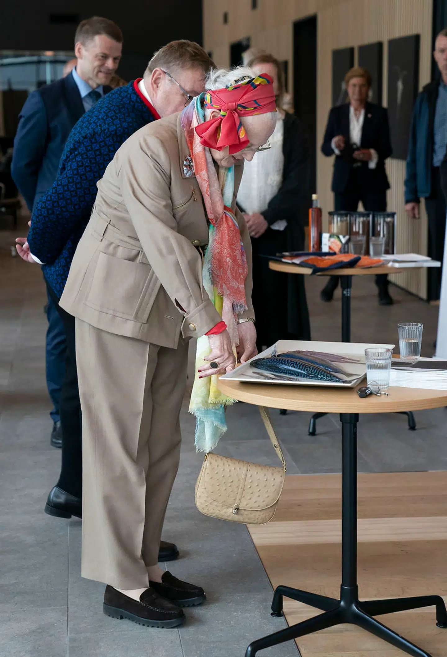 OPGAVE: Dronning Margrethe besøger Færøerne. Her er hun i Fuglafjørður, og besøger Framherja. STED: Færøerne DATO: 20210716 FOTOGRAF: Hanne Juul. DENMARK ONLY. KUN REDAKTIONEL ANVENDELSE. INGEN VIDERESALG.