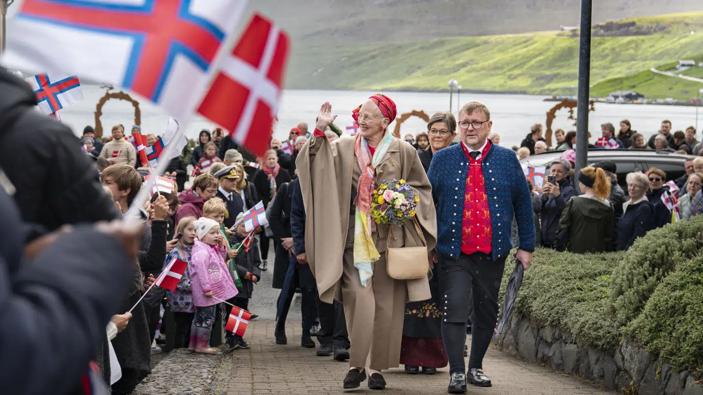 Dronning Margrethe besøger Færøerne. Her er hun i Fuglafjørður, og ankommer til Miðstaðarlundin.