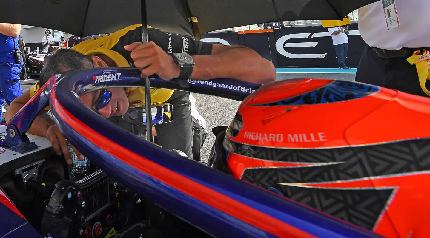 Direktøren for Alpine Academy Mia Sharizman – her med Christian Lundgaard – antyder, at man »før eller siden vil løfte akademi-kørerne op i Formel 1«.