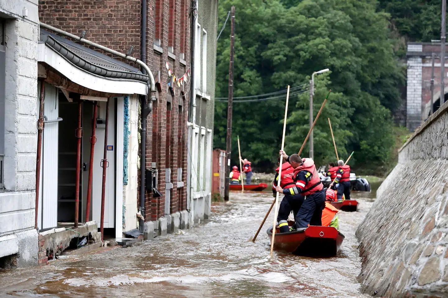 Redningsarbejdere må sejle igennem byerne i belgiske Pepinster.