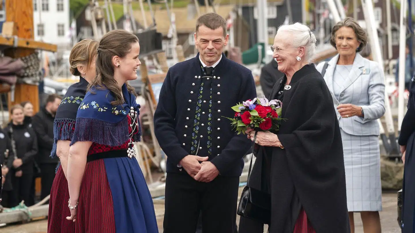 Dronning Margrethe modtages af lagmand Bárður á Steig Nielsen på kajen i Tórshavn på Færøerne.