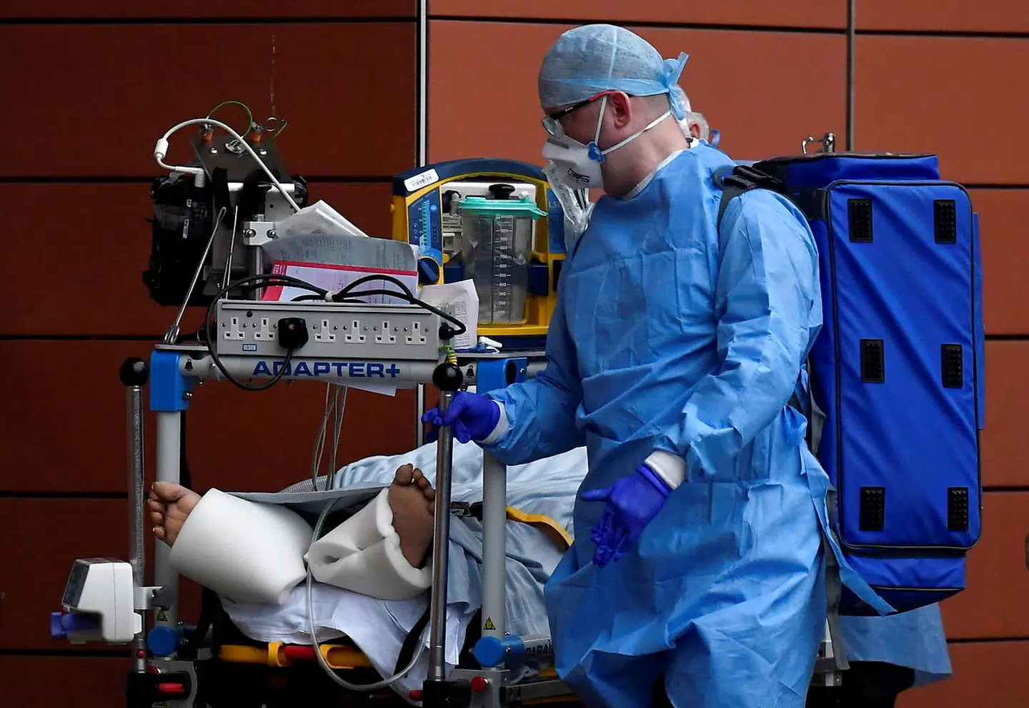 Antallet af indlagte i England stiger markant, og nu genåbner de særlige intensivafdelinger for covid-19-patienter.