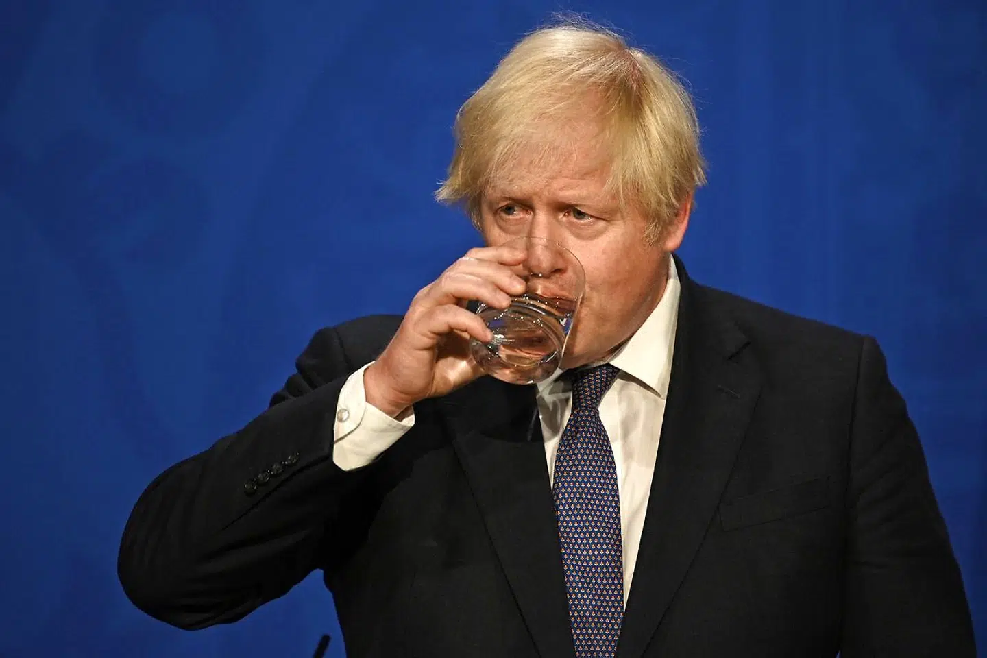 Boris Johnson er under beskynding fra videnskabseksperter. Indtil videre fastholder England fuld genåbning på mandag.