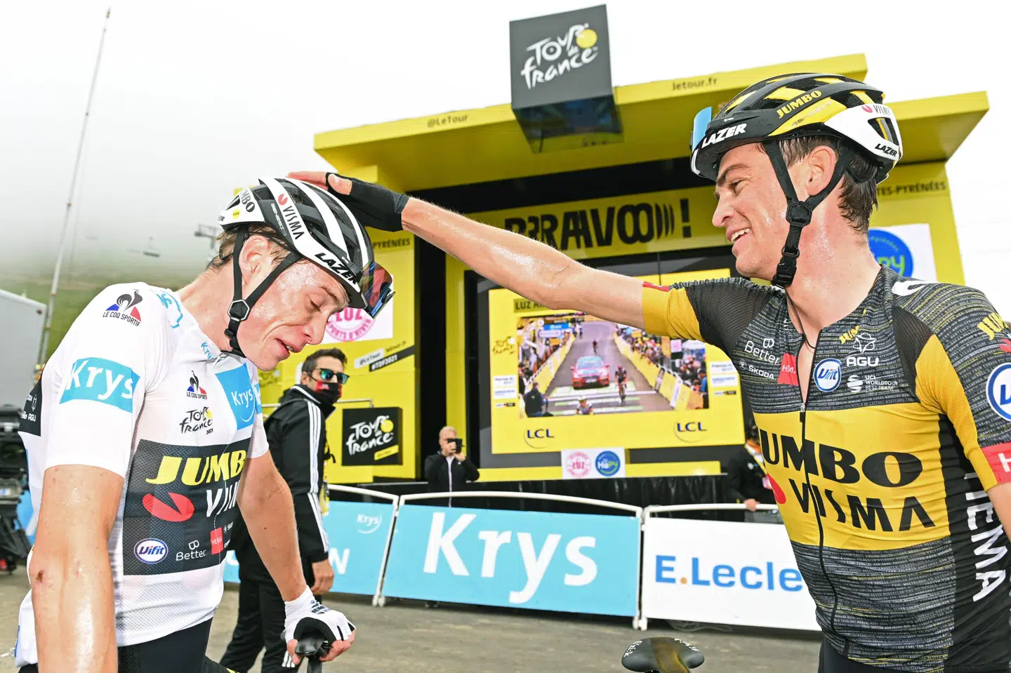 Jonas Vingegaard og holdkammeraten Sepp Kuss, der hjalp danskeren op ad stigningen Luz Ardiden. -/Ritzau Scanpix