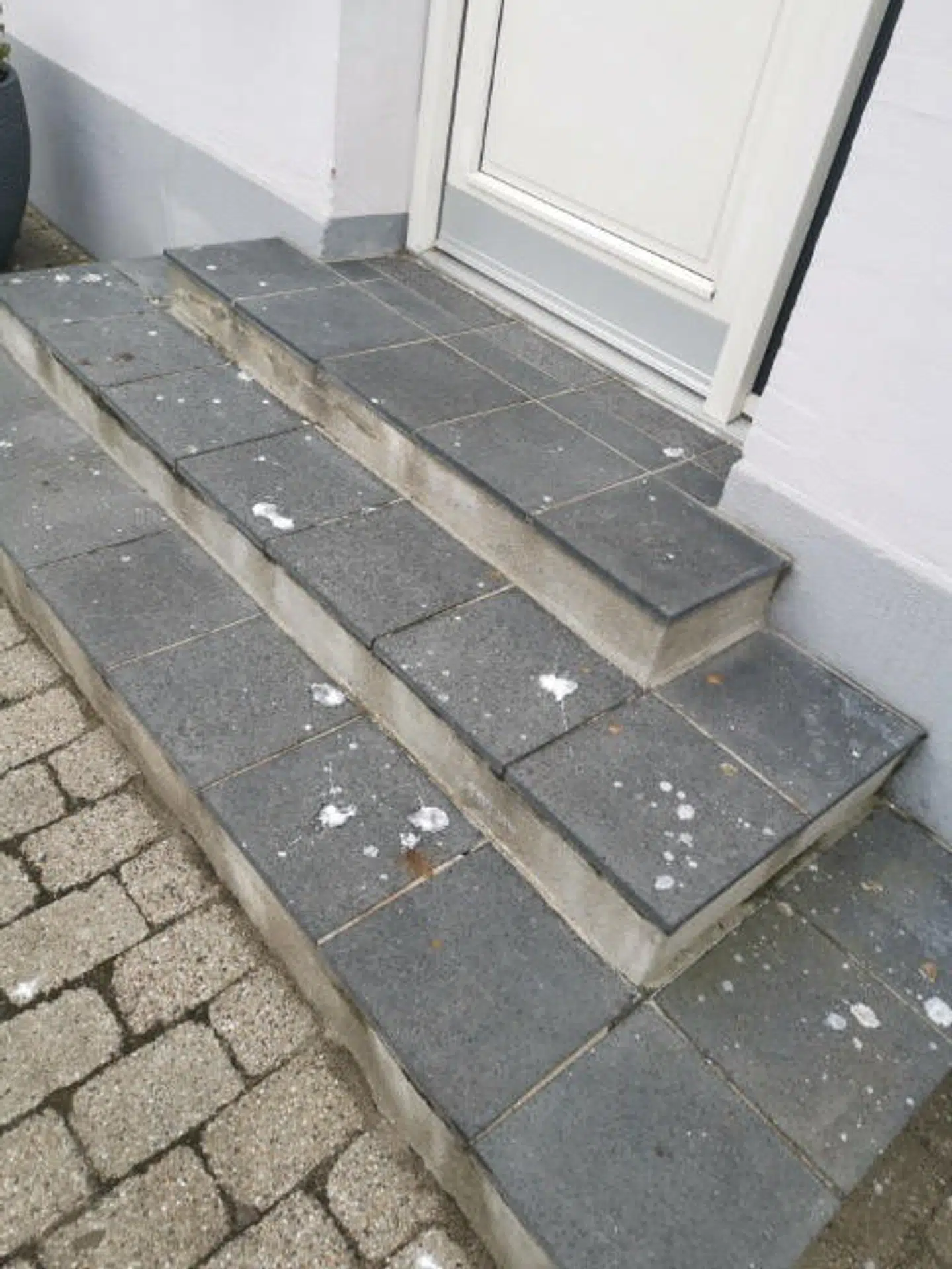 Sådan ser indgangen til Jimmi Kronholms klinik ud hver eneste dag.