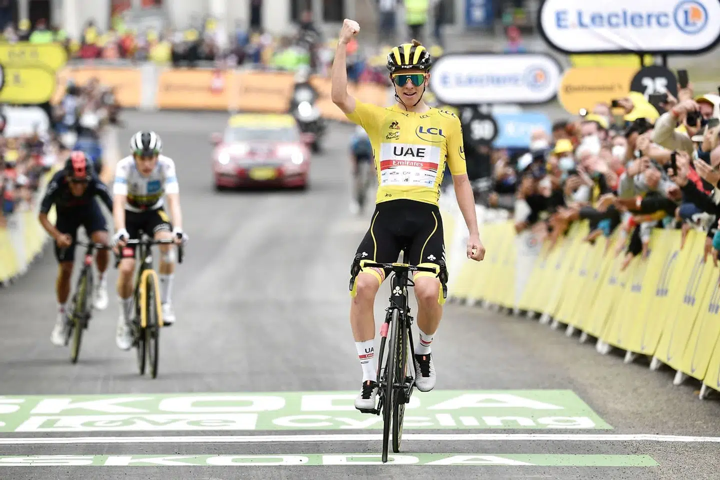 Tadej Pogacar er uovervundelig i dette års Tour de France. Her kører han i mål til sin tredje etapesejr foran Jonas Vingegaard og Richard Carapaz i baggrunden.