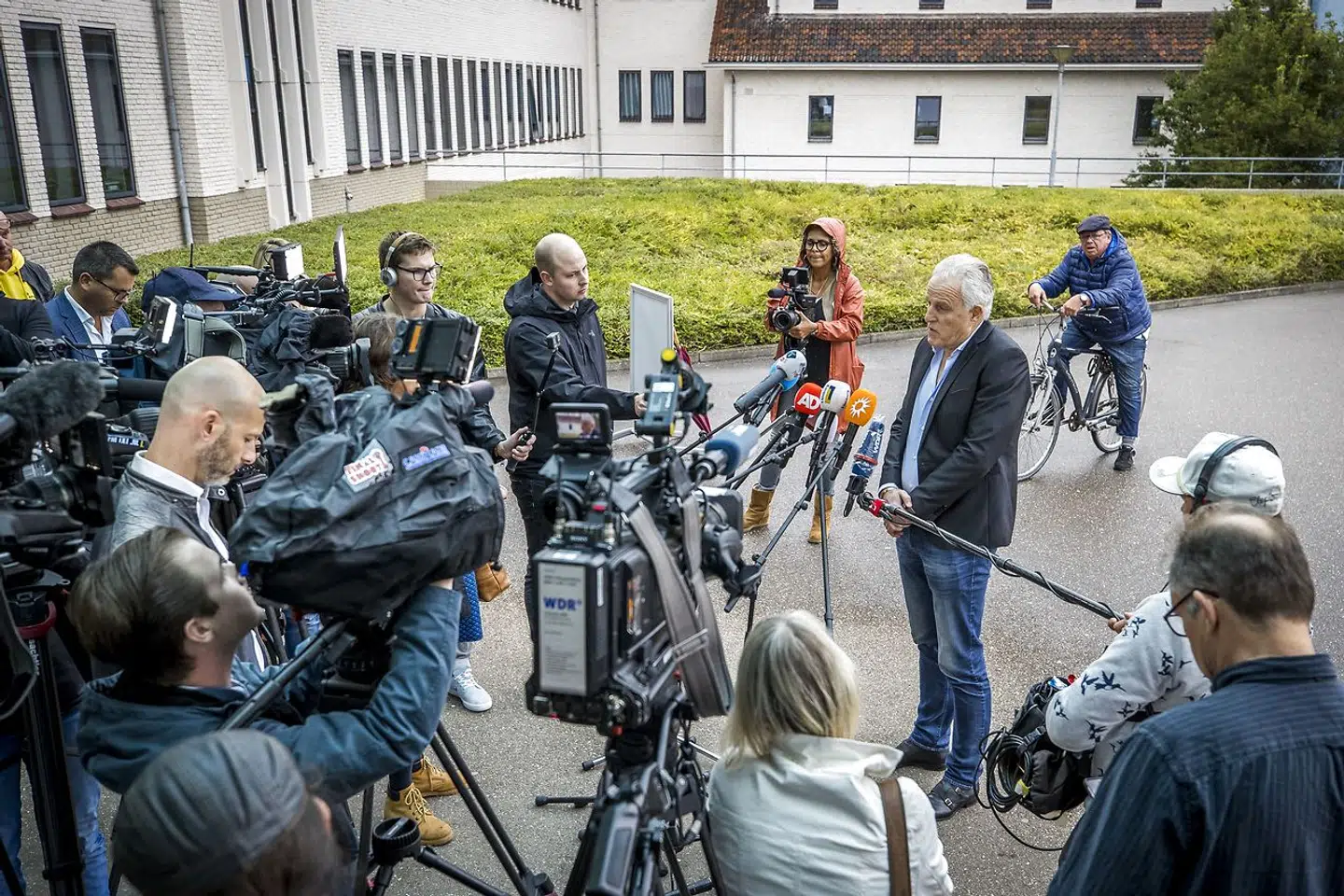 Her ses den hollandske reporter Peter R. de Vries tale med pressen i forbindelse med en stor hollandsk retssag sidste år. Nu er han blevet skudt.