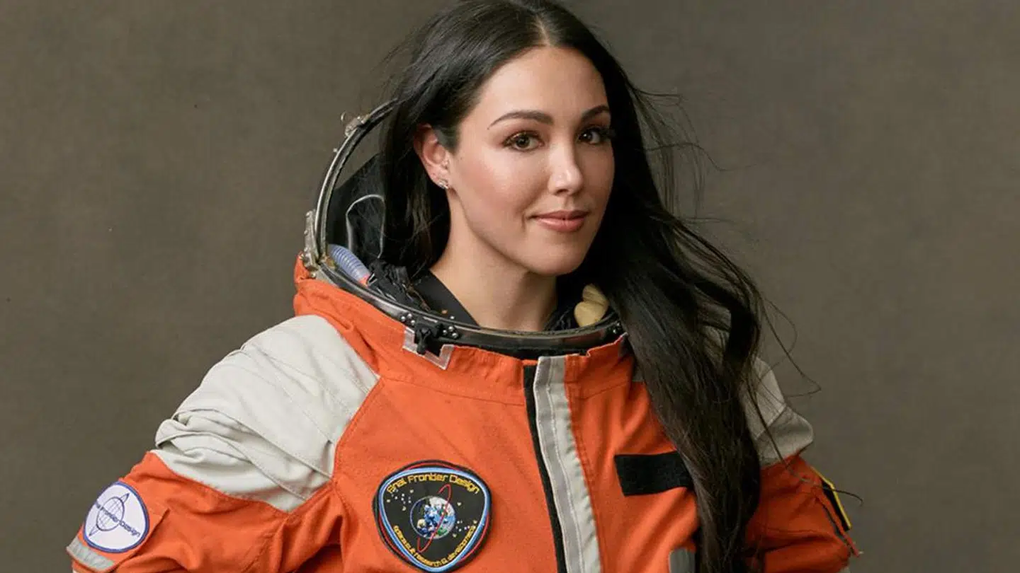 Kellie Gerardi i rumdragt.