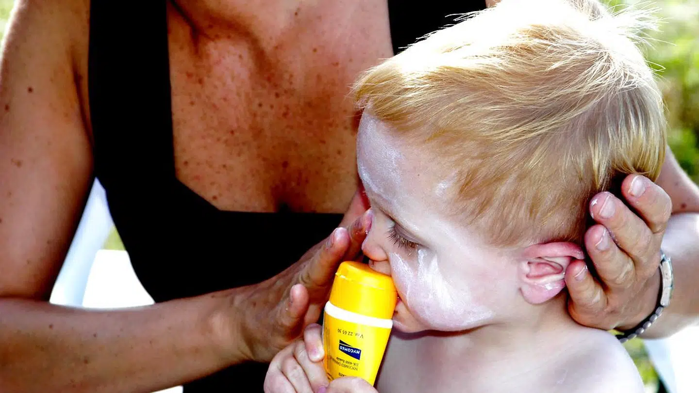 Børns hud er særlig følsom overfor solens stråler. Husk derfor solcremen, når børnene leger udenfor på de varme dage.