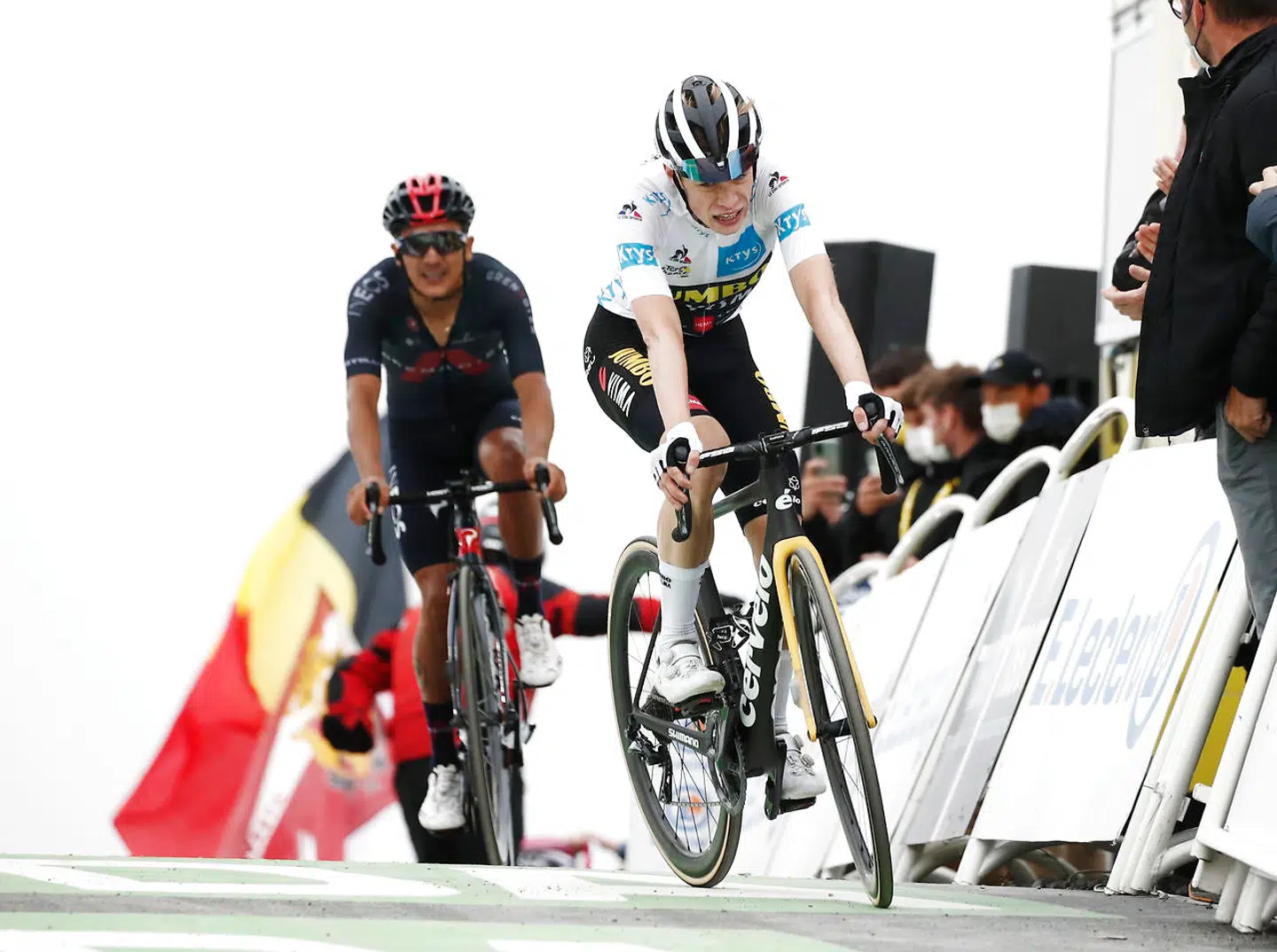 Jonas Vingegaard kæmpede sig tilbage på de afsluttende meter og kom endda forbi Richard Carapaz til sidst.