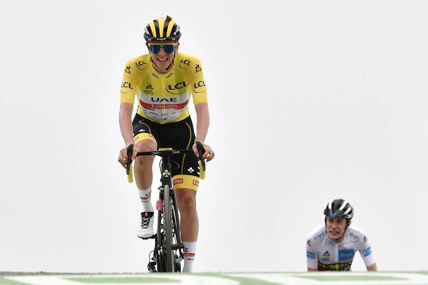 Tadej Pogacar tog tre sekunder på Jonas Vingegaard efter en fuldstændig fantastisk finale.