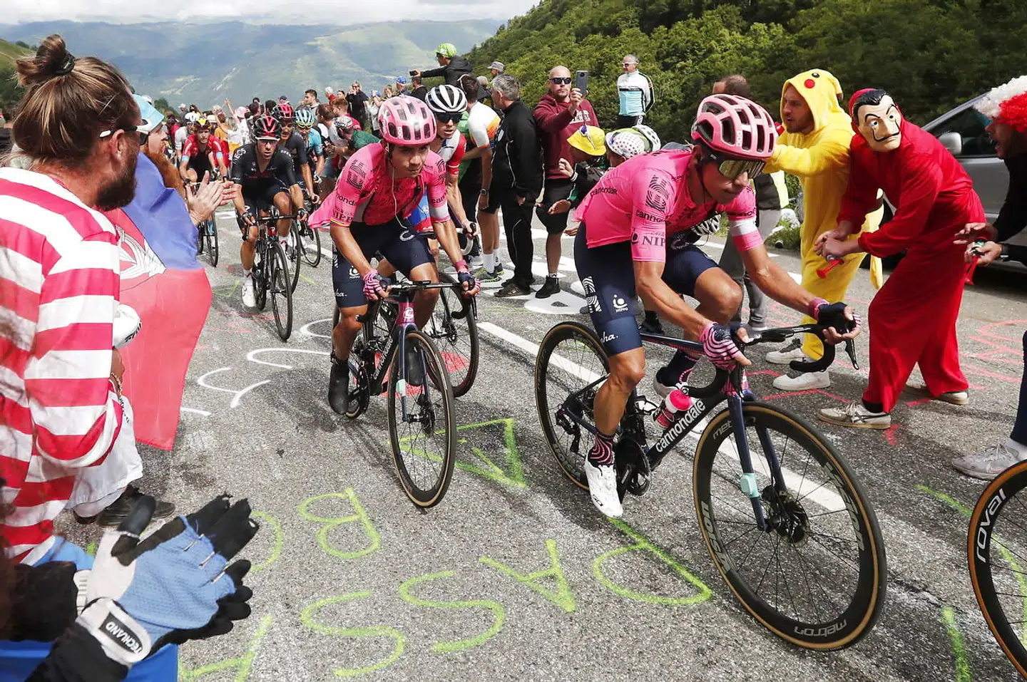Det var ikke en god dag for Rigoberto Urán (forrest)