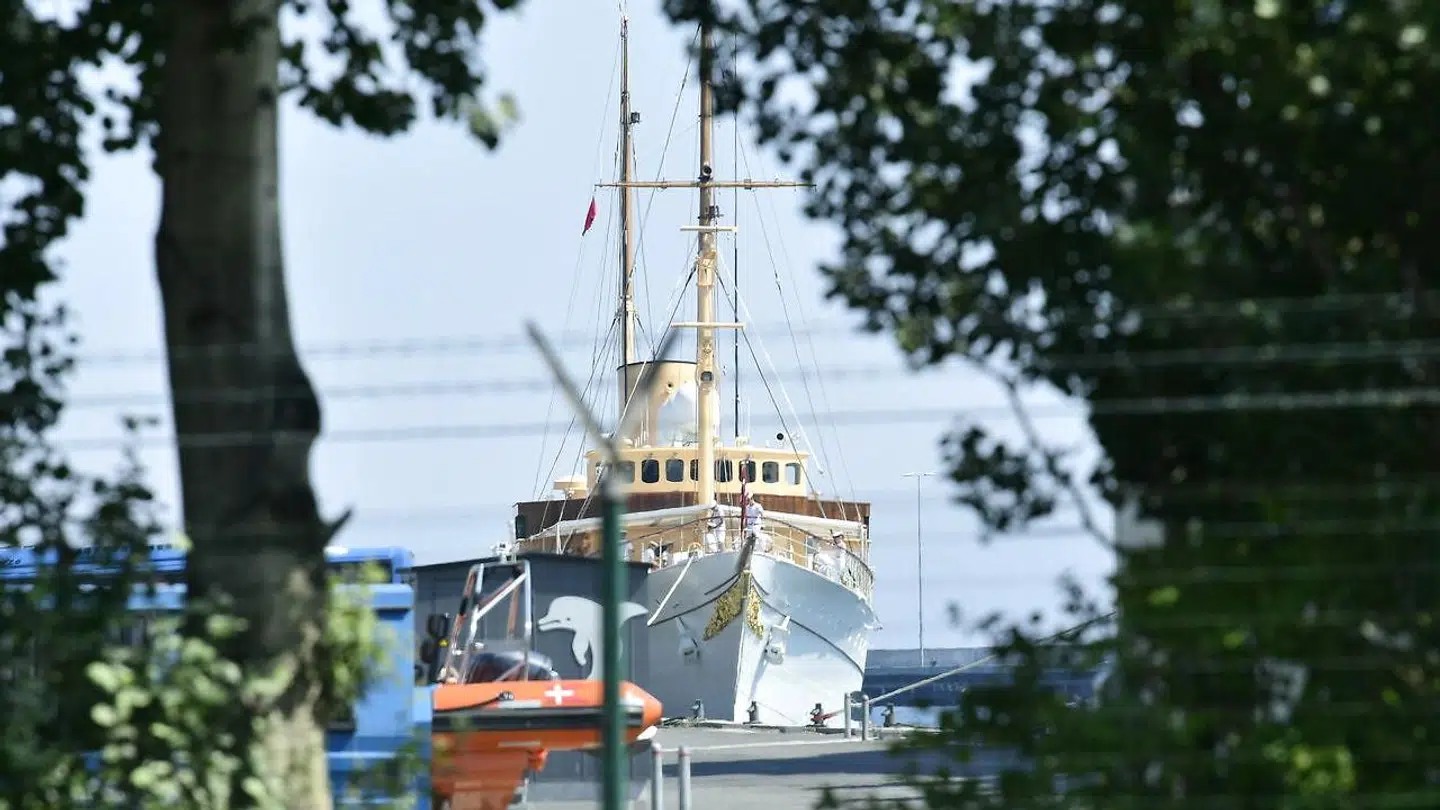 Kongeskibet Dannebrog, der er ramt af maskintekniske problemer, ligger fortsat i Frederikshavn.
