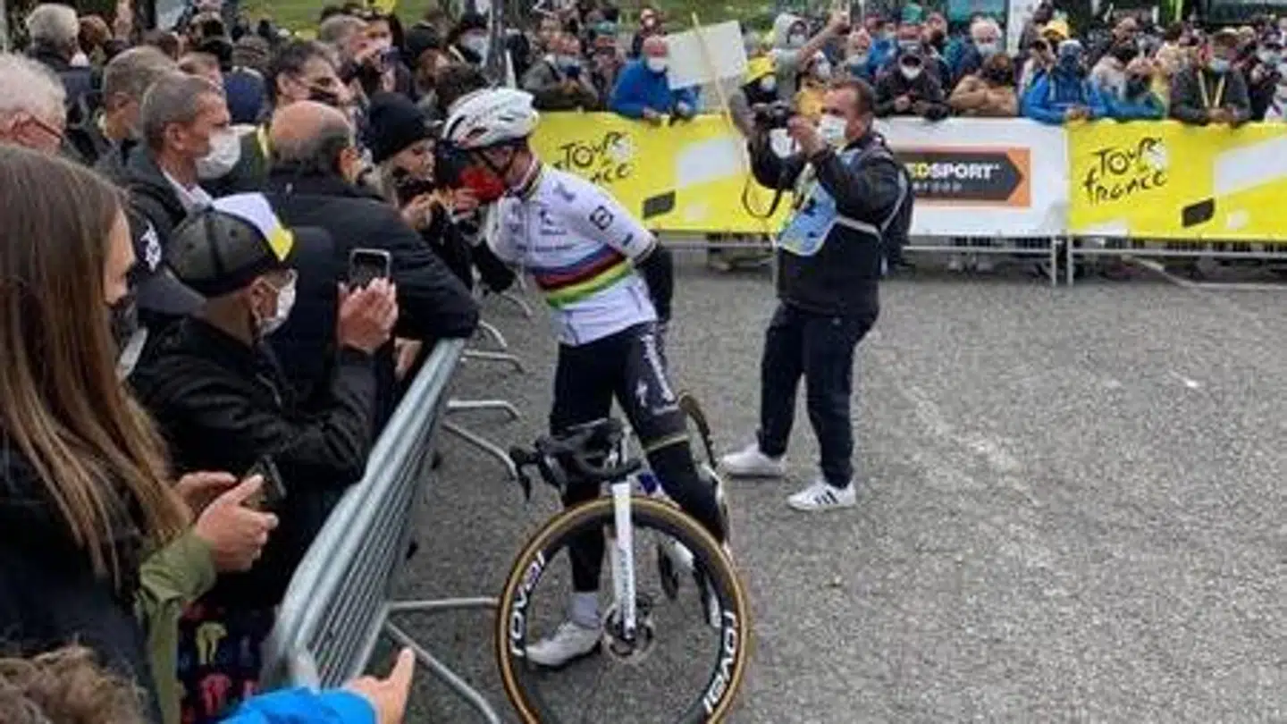 Den franske verdensmester, Julian Alaphilippe, fik fornemt besøg inden tirsdagens etapestart i Andorra. Her var hans kæreste, Marion Rousse, fransk tv-personlighed og tidligere cykelrytter, mødt op. Det blev også til et hurtigt kys. Et lille brud på den ellers hermetisk lukkede Tour-boble.