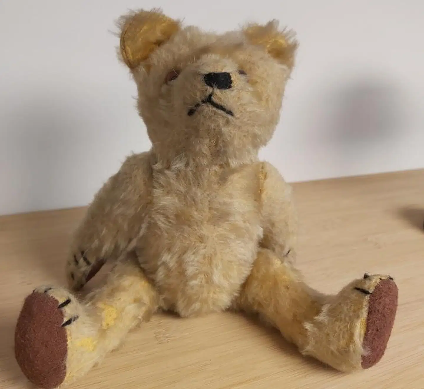 Bamsen, som var Jussi Adler-Olsens eneste selskab, da han som treårig i flere måneder lå indlagt på hospitalet.