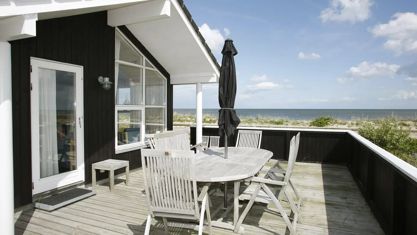 Udsigten kan være god fra sommerhuset, men der kan også være udsigt til problemer, hvis man ikke har sikret sig som udlejer.