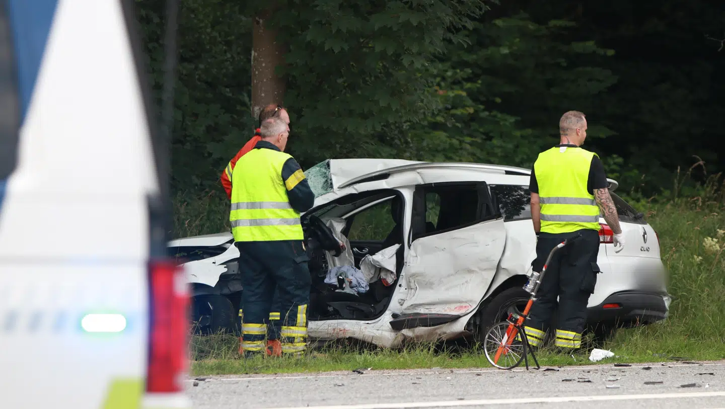 Føreren af personbilen er ført livløs til hospitalet.