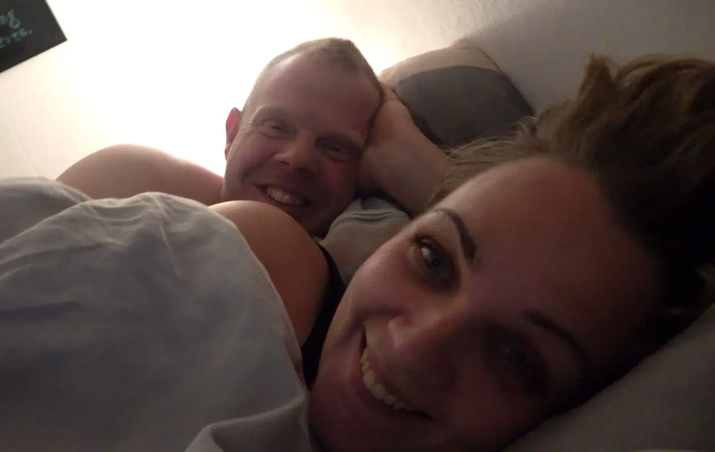 Lasse og Simone i sengen sammen.