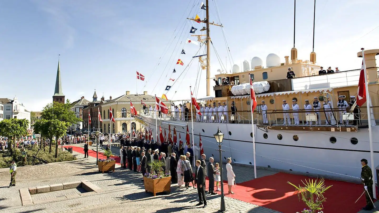 Sådan ser det typisk ud, når Kongeskibet Dannebrog bliver taget imod. Her ankommer det til Nyborg.