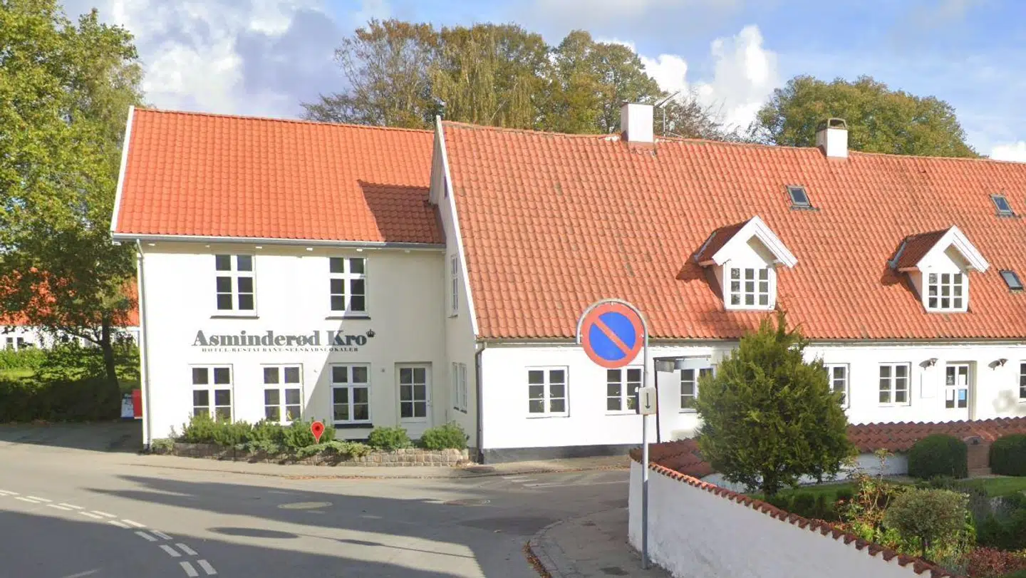 Asminerødkro har siden 1679 stået for alverdens selskaber, men nu lukker den, indtil nye forpagtere er fundet. Foto: Google Street View.