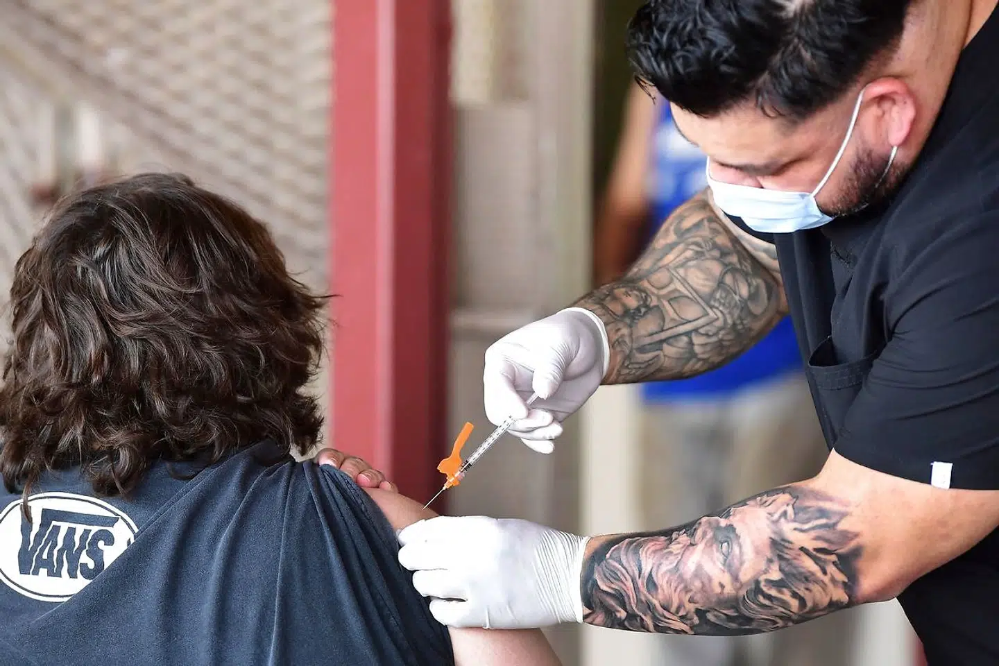En amerikaner får sin vaccine.