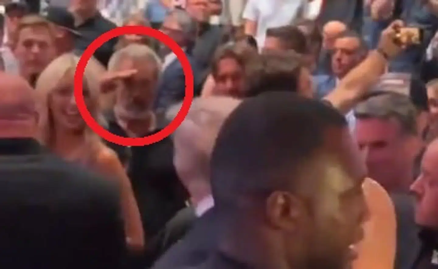 Mel Gibson gør honnør.