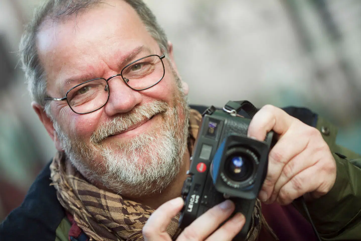 Steffen Jensen signerer bøger i Sallings papir og bogafdeling.