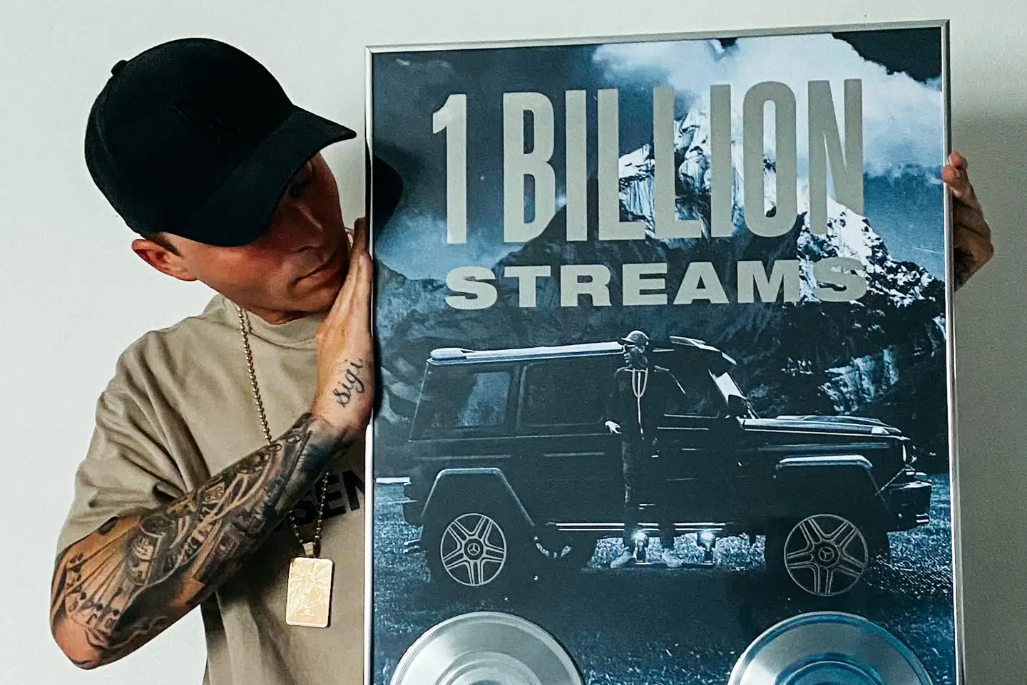 Rapperen Gilli har rundet en milliard streams, oplyser hans musikselskab.