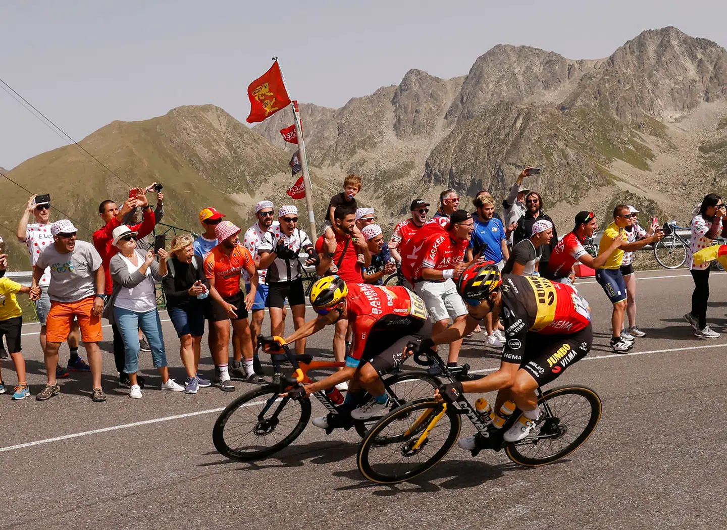 Wout Poels og Wout van Aert i kamp om bjergpoint.