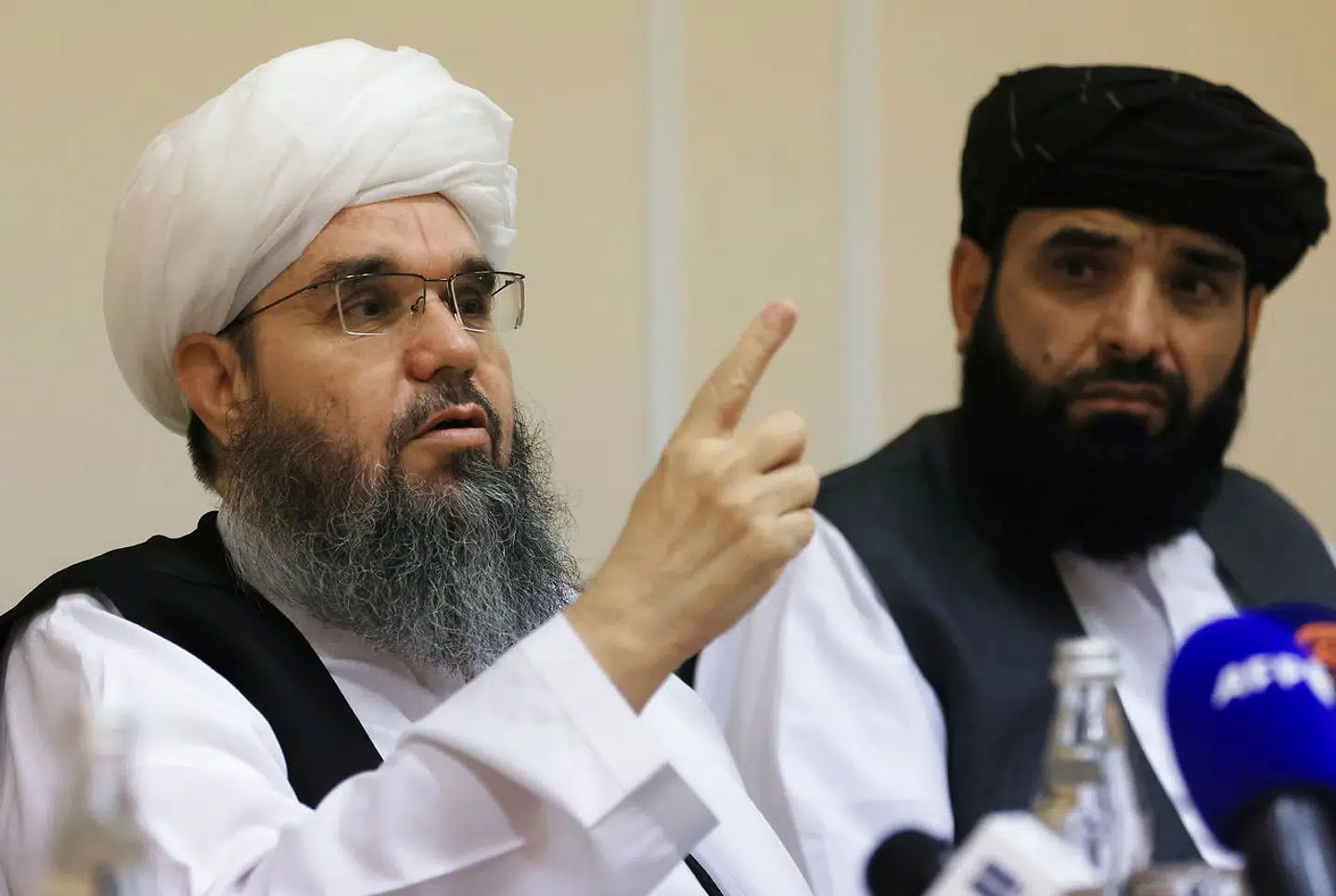 To medlemmer af Talebans politiske afdeling, Shahabuddin Delawar og Suhail Shaheen, til pressekonference i Moskva, Rusland, 9. juli i år. REUTERS/Tatyana Makeyeva