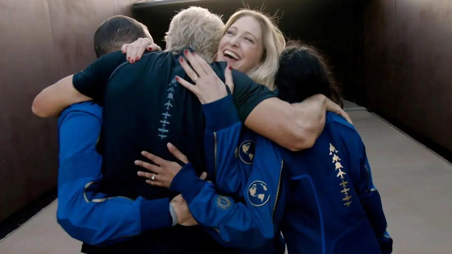 Her ses Richard Branson (med ryggen til) kort inden han sætter sig i sit private rumfartøj VVS Unity.