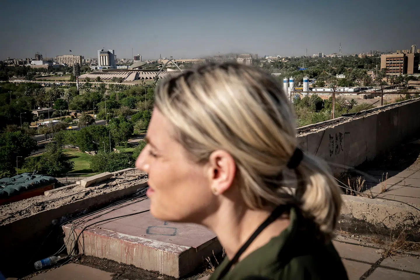 Forsvarsminister Trine Bramsen (S) kigger ud over Bagdad under sit besøg i Union III i Den Grønne Zone i Bagdad i Irak, søndag den 23. maj 2021. Hun mødtes blandt andet med den irakiske forsvarsminister Juma Enad Saadoon. (Foto: Mads Claus Rasmussen/Ritzau Scanpix)