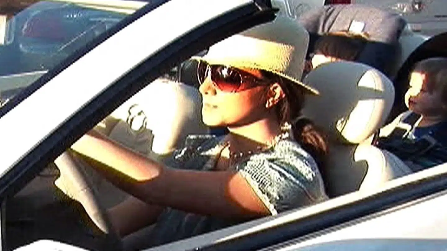 Britney Spears forlader en restaurant i Malibu med sine små sønner, Sean Preston og Jayden James, i september 2007.