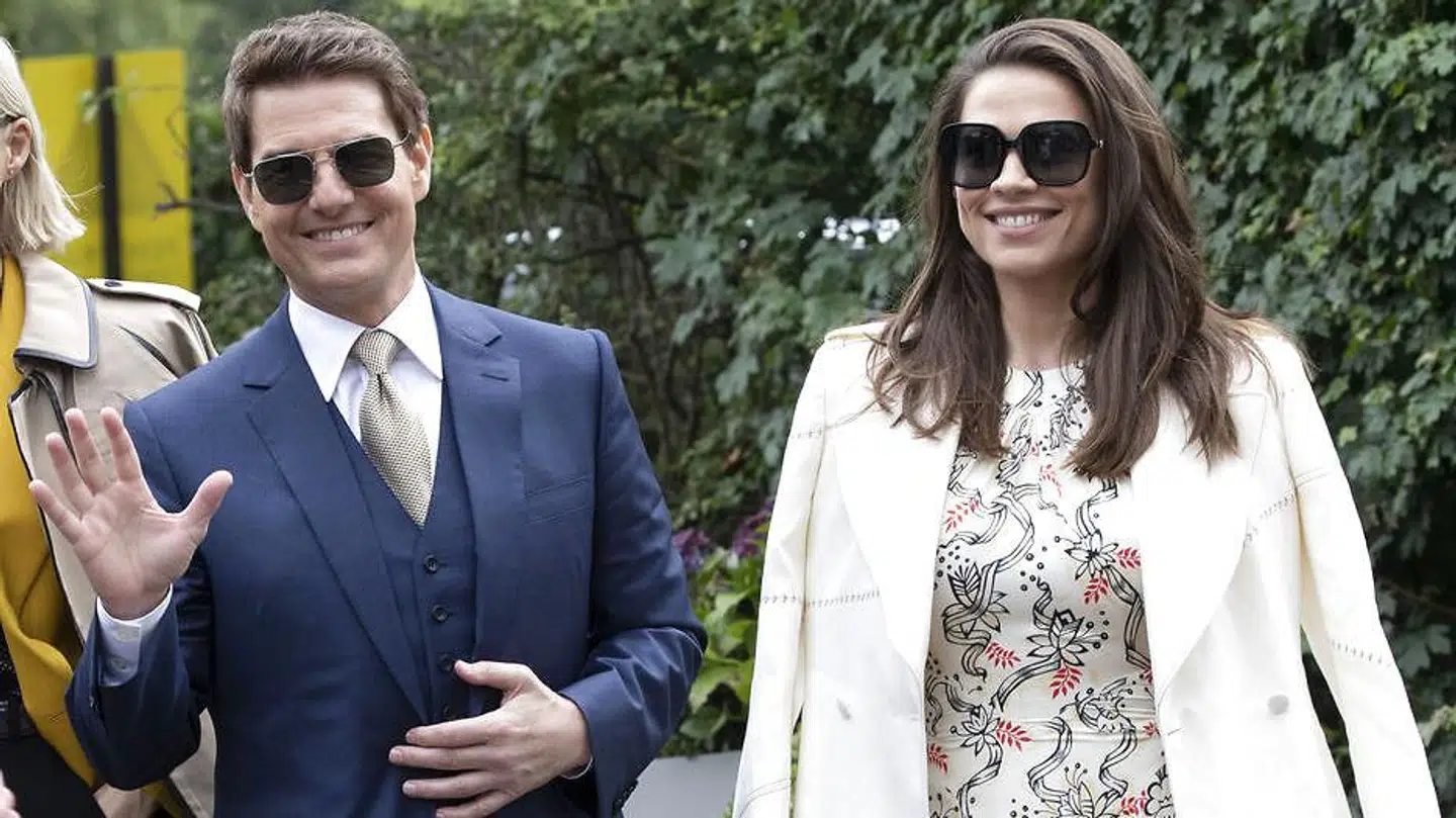 Tom Cruise ankom lørdag til Wimbledon med Hayley Atwell ved sin side.