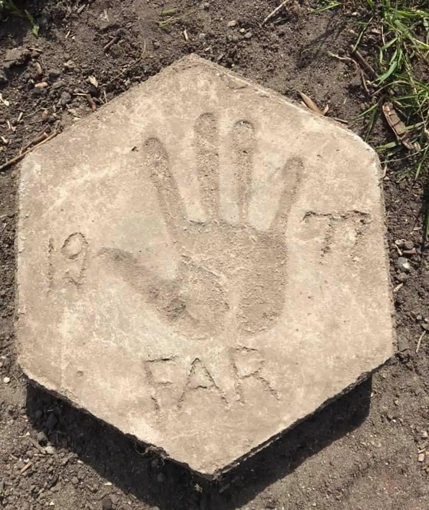 Her er flisen, som Mia og familien fandt, da de gravede ud til terrasse.