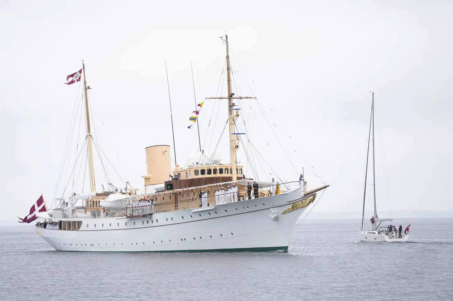 Kongeskibet Dannebrog, da det ankom med dronningen til Sønderborg i juni. (Arkivfoto) Claus Fisker/Ritzau Scanpix