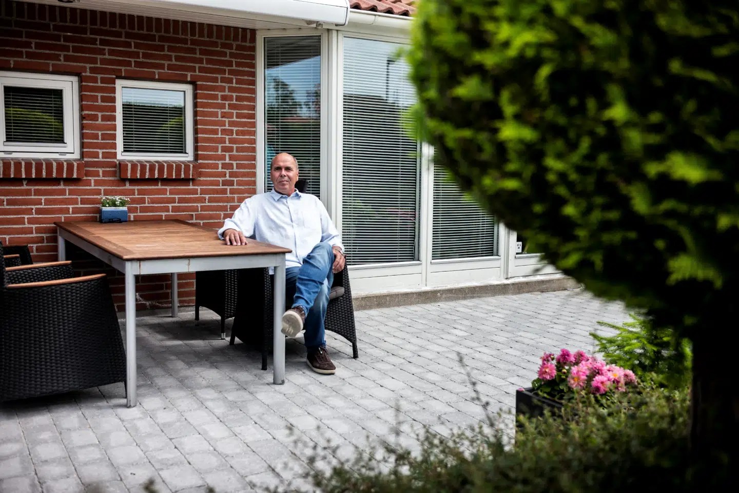 B.T. har besøgt Jesper Grønbech i han og konens murstensvilla i Hillerød på Nordsjælland. Et ret almindeligt hus på et enkelt plan og med grøn græsplane. Foto: Rasmus Flindt Pedersen/Byrd