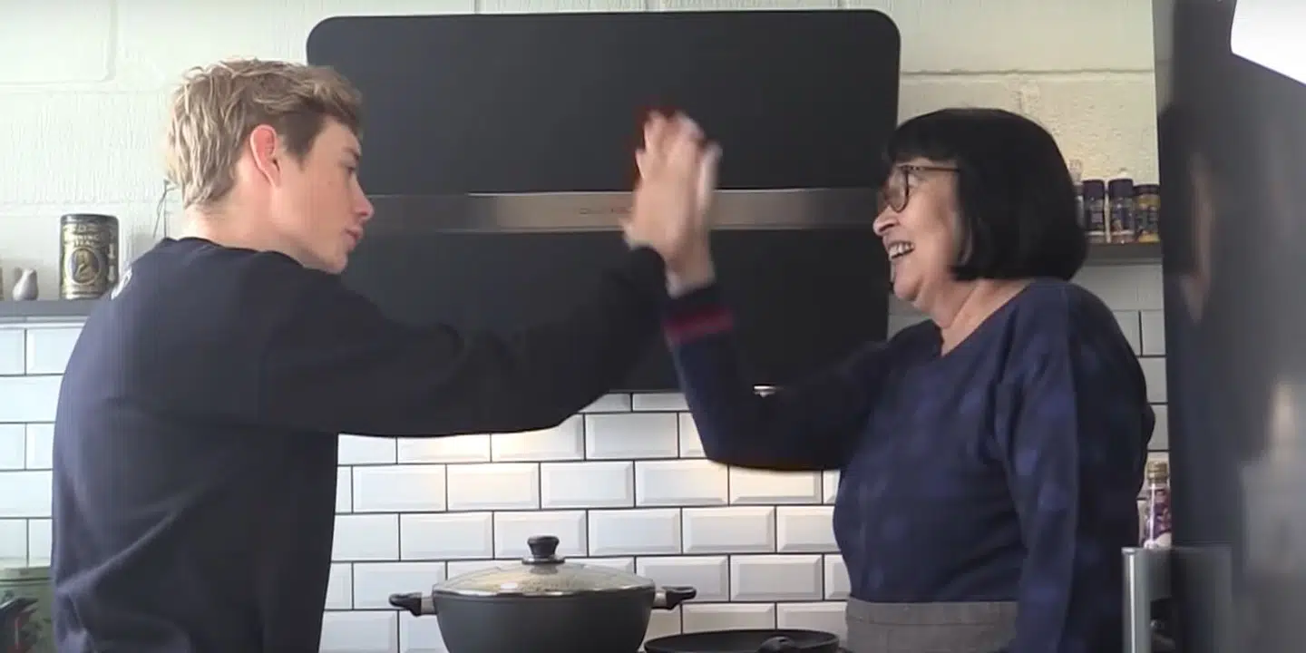 Jonas Vingegaard og Rosa Kildahl i køkkenet sammen i Rosas hjem i Glyngøre.