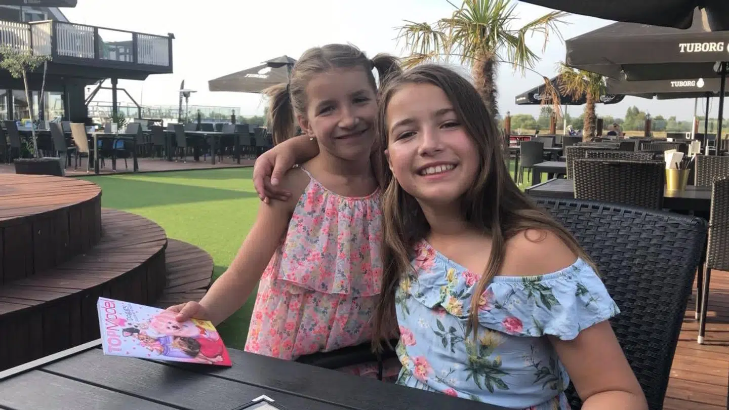 Her ses lillesøster Sofia (tv.) og storesøster Nina (th.). Privatfoto.