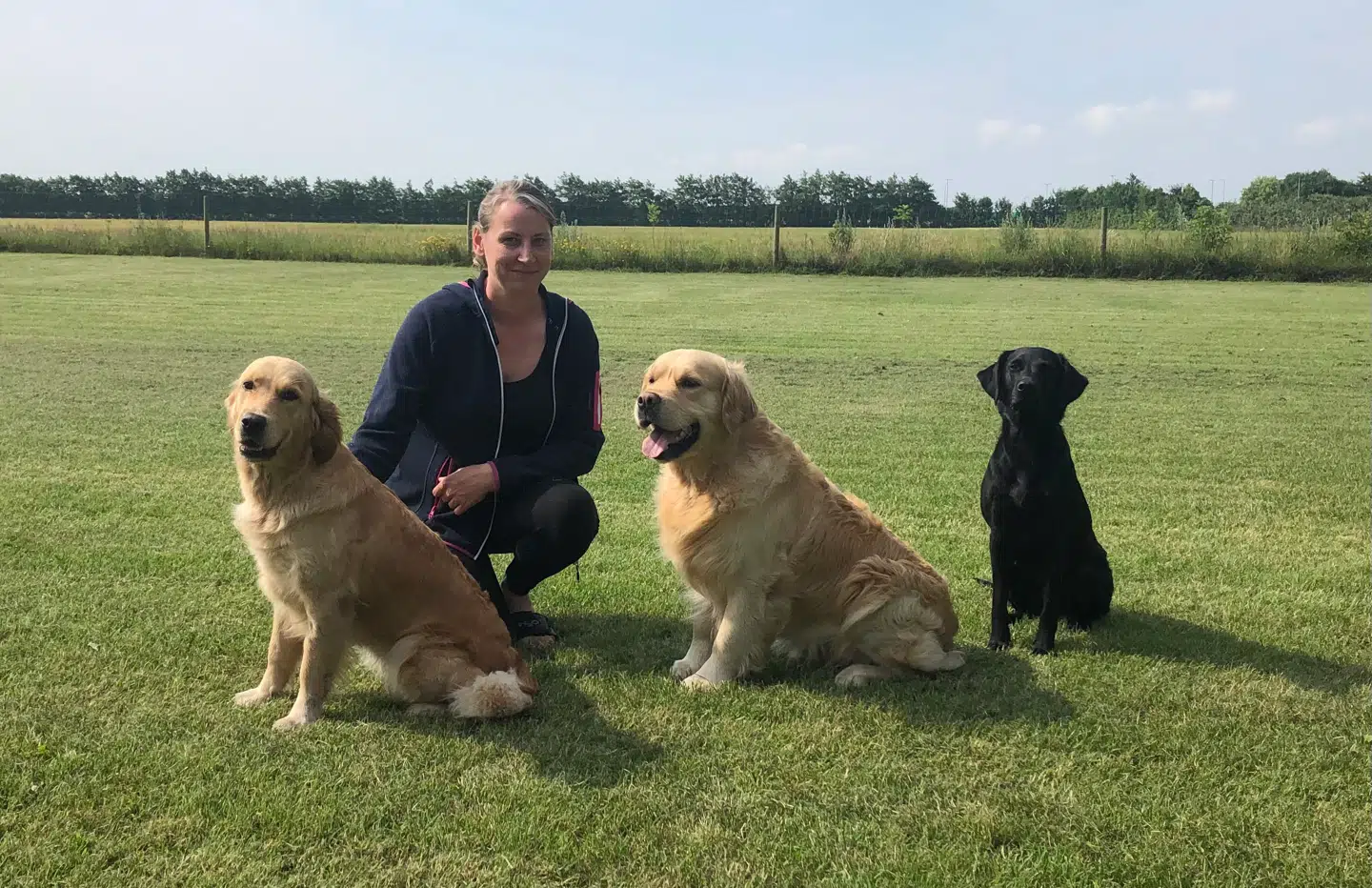 Rikke Andersen sammen med sine hunde. Privatfoto.