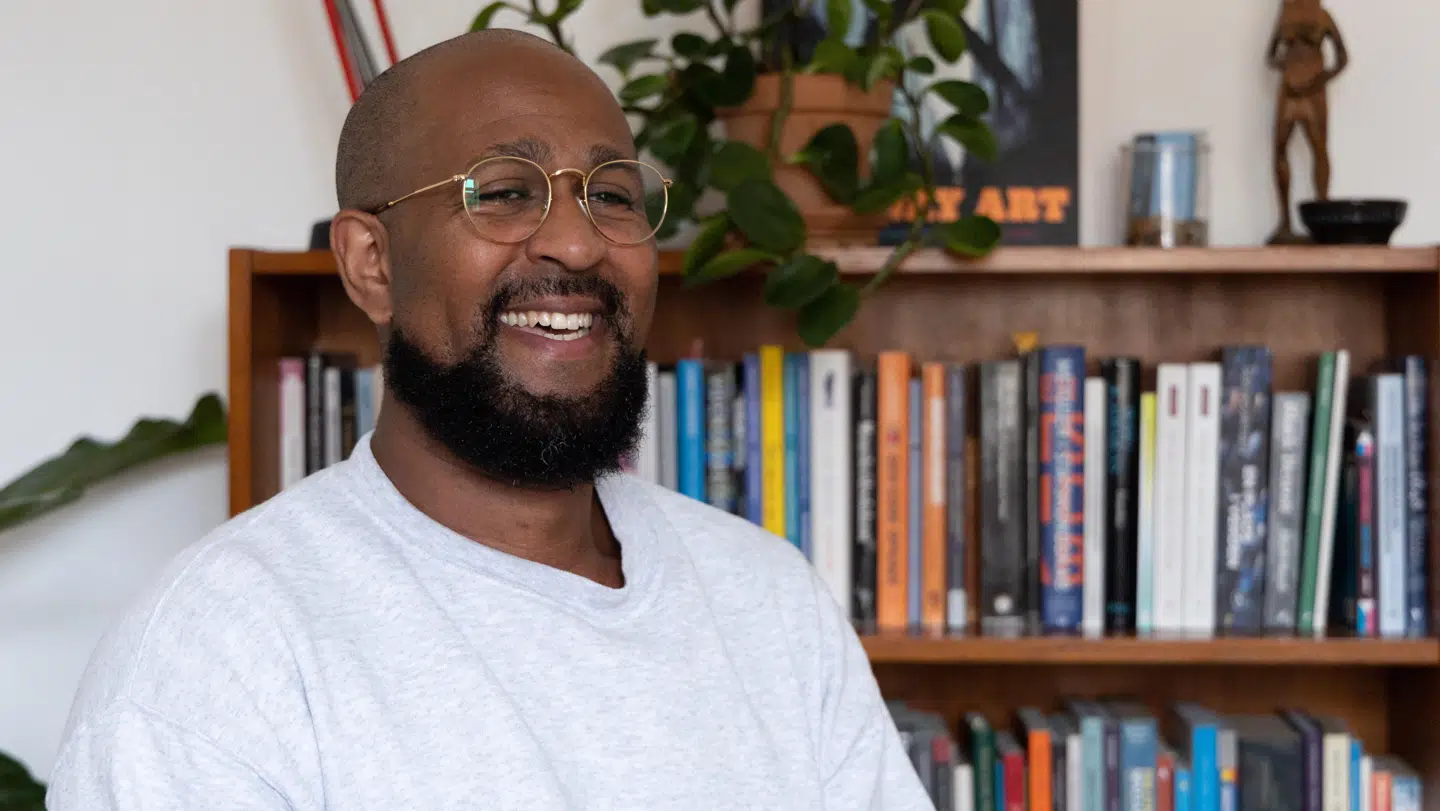 Thomas Tesfaye-Berhane mener, at man skal tage sig tid til at se folk i øjnene.
