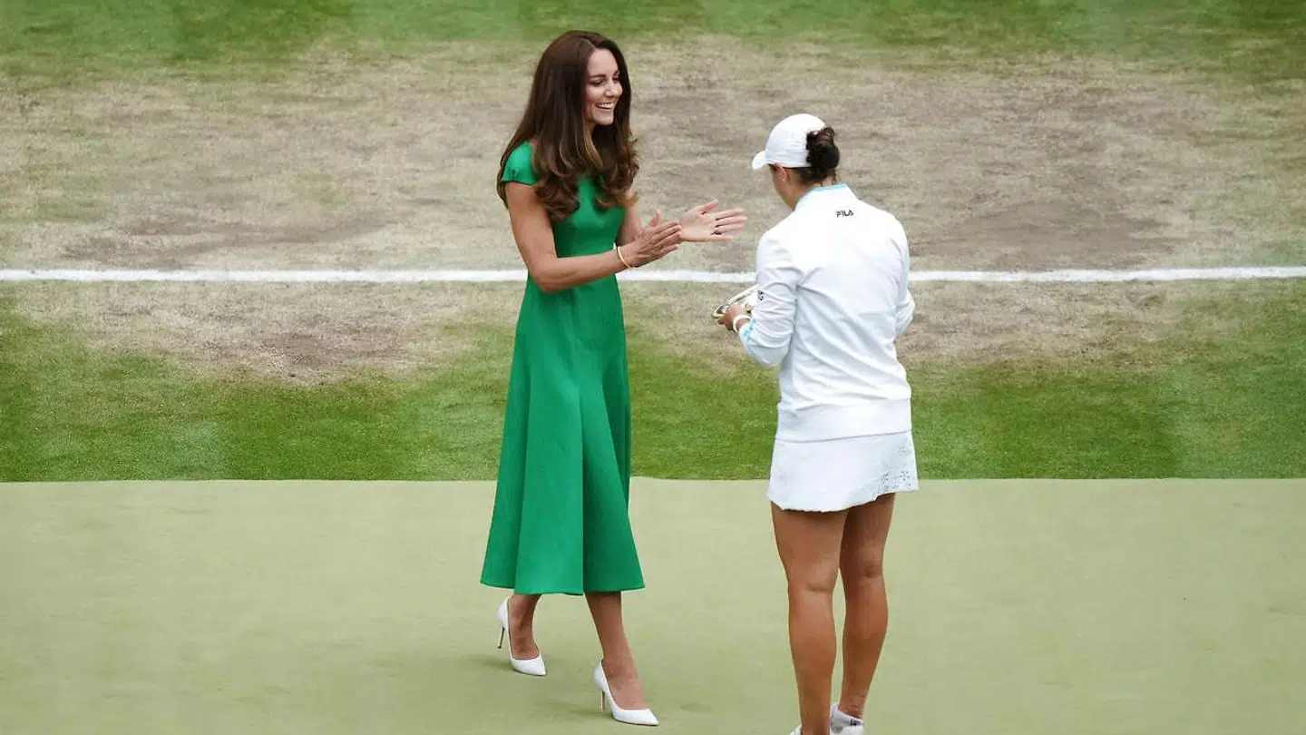 Hertuginde Kate overrækker trofæet til Ashleigh Barty.