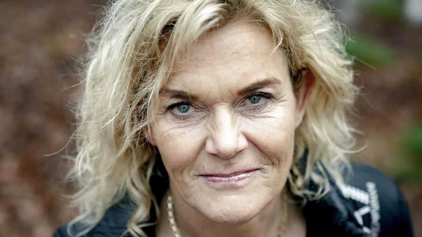 Tv-lægen Charlotte Bøving har sin daglige gang i Jugendhuset i Varde. Hun er blandt andre kendt fra programmerne 'Lægen flytter ind' og 'Jagten på stilheden'.