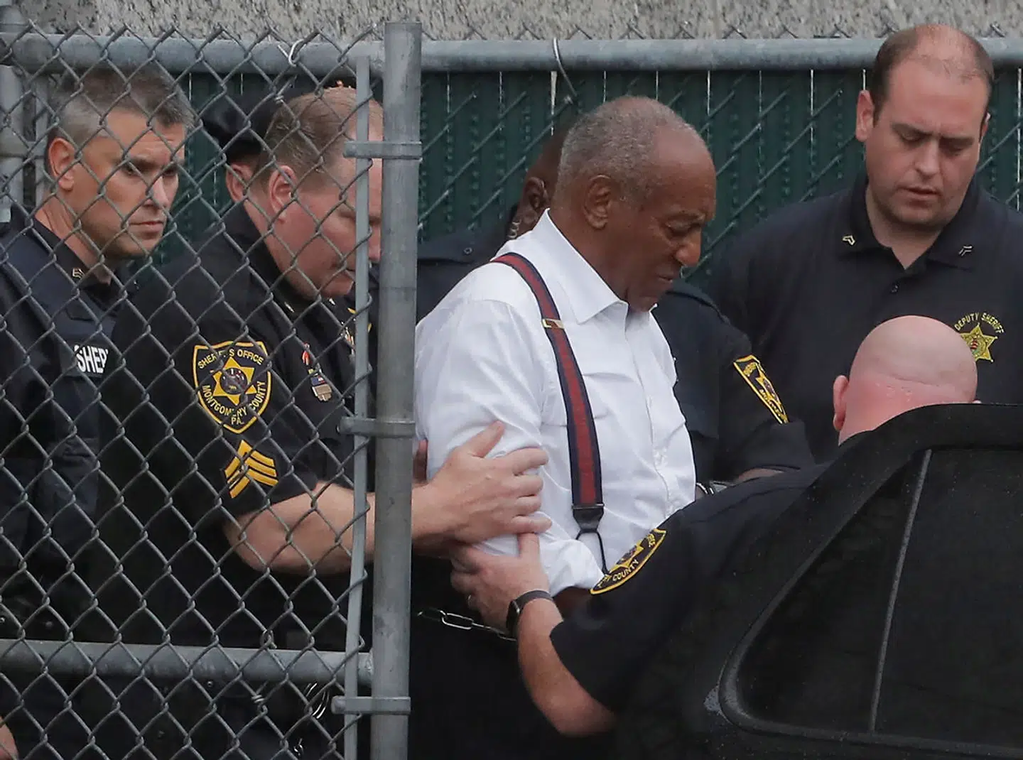 Bill Cosby føres væk efter dommen i 2018.