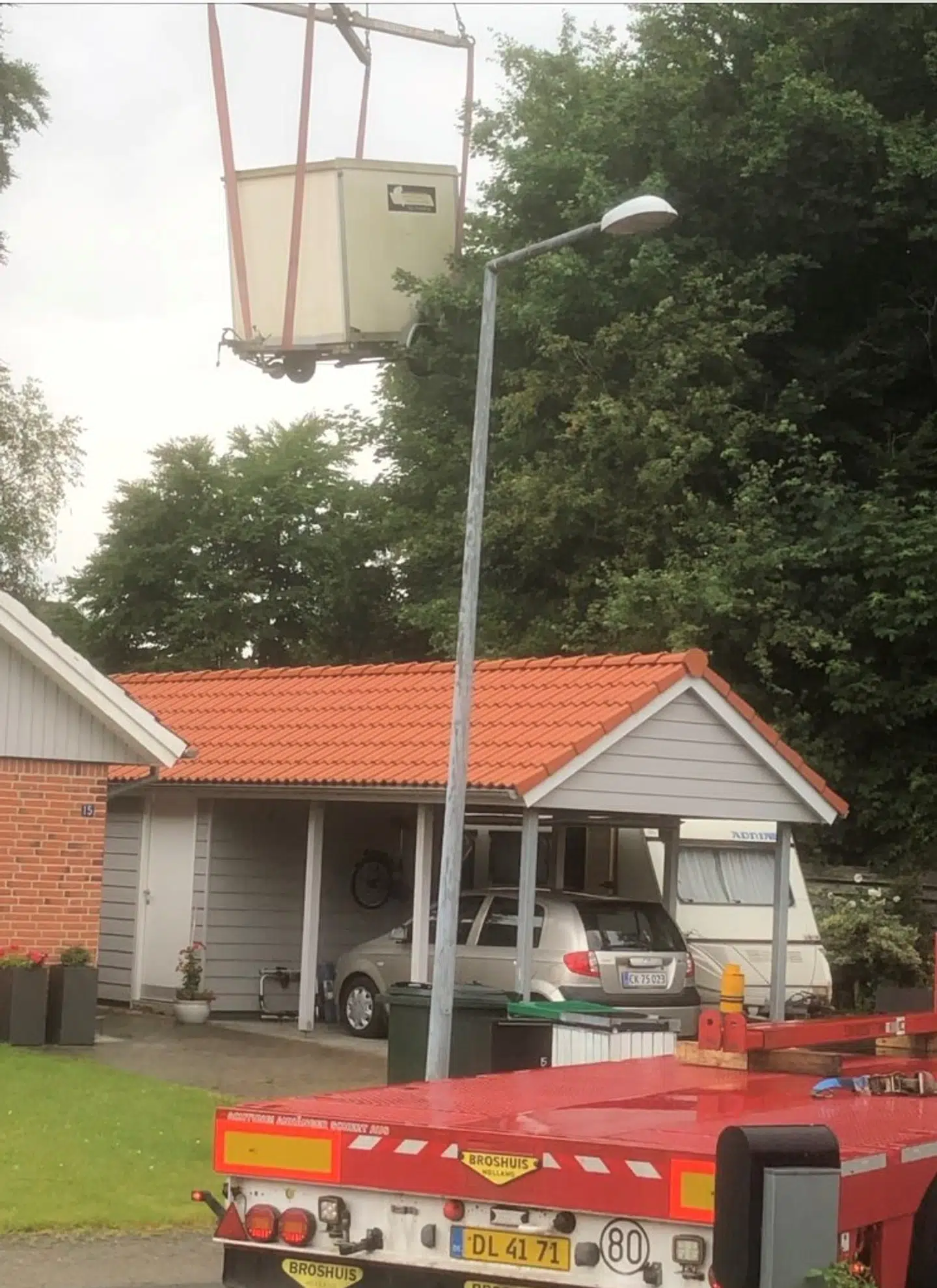 Den mindste af de to skurvogne løftes ud af byggeriet. Privatfoto: Henriette Røntved