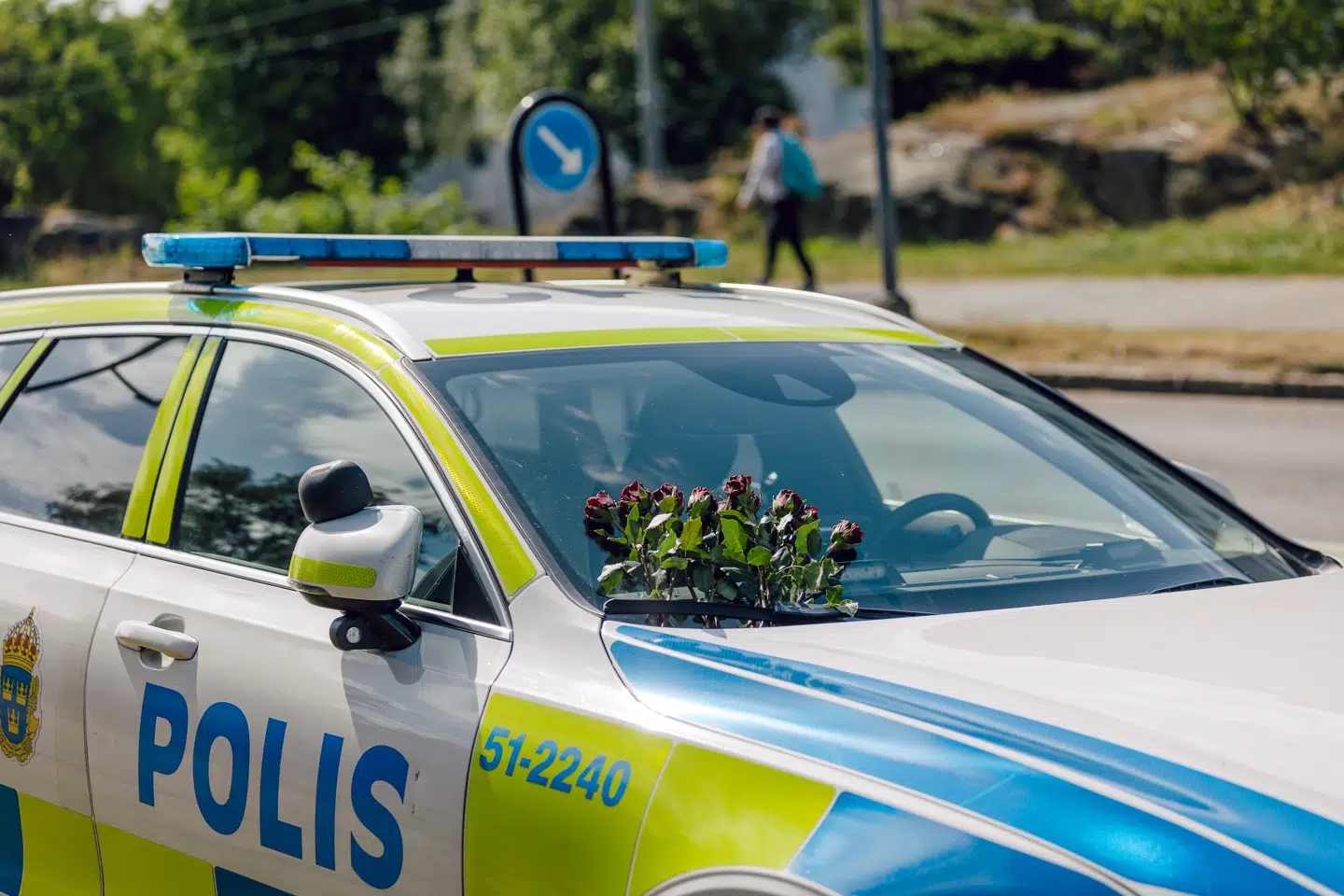 Et væld af blomster er strømmet det svenske politi i møde efter skuddrabet på en ung betjent onsdag aften.