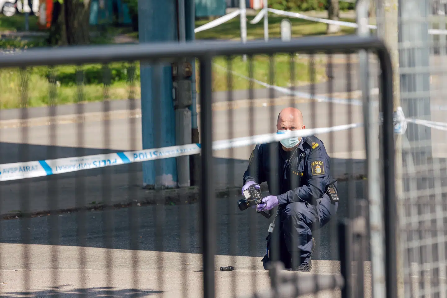 En af politiets teknikere i gang med at sikre spor ved gerningsstedet torsdag formiddag.